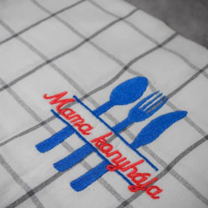 "Mama konyhája" feliratú konyharuha