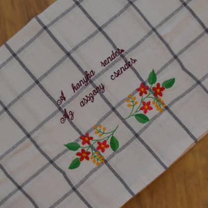 "A konyha rendes..." feliratú konyharuha