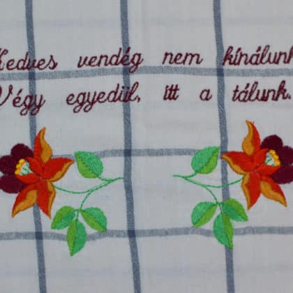 "Kedves vendég..." feliratú konyharuha