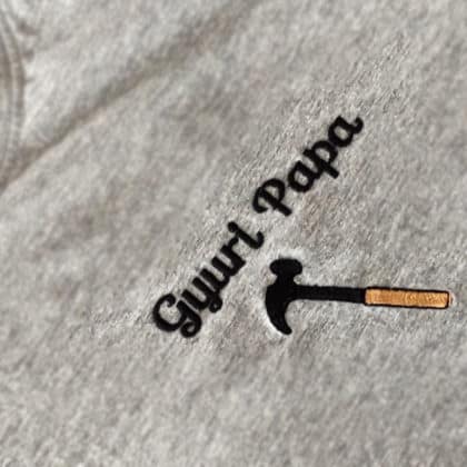 Személyre szabható póló kisebb mintával