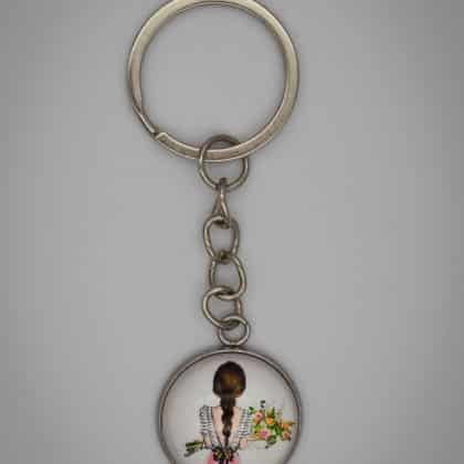 Lány virággal kulcstartó