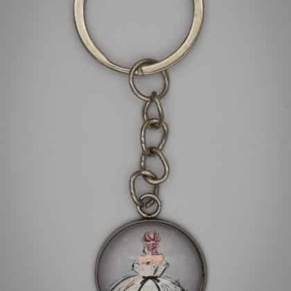 Fehér ruhás lány kulcstartó