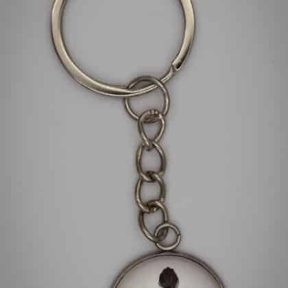 Lila ruhás lány kulcstartó