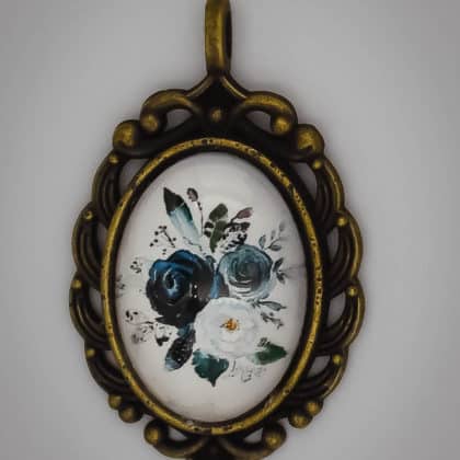 "Larina" virágos medál