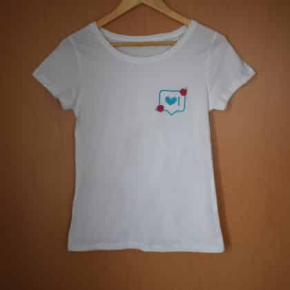 Póló social media ihlette motívummal